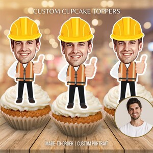 Puede incluir: Adornos personalizados para cupcakes que muestran a un hombre sonriente con un casco amarillo y un chaleco de seguridad naranja, haciendo una señal de aprobación. Los adornos están colocados sobre cupcakes con glaseado blanco. El texto dice "CUSTOM CUPCAKE TOPPERS" y "MADE-TO-ORDER | CUSTOM PORTRAIT."