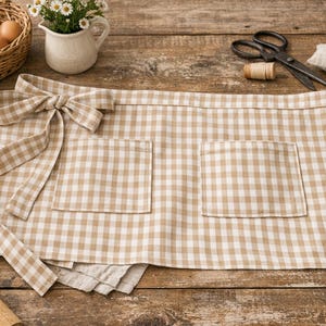 Wzór na fartuch w talii (PDF) — styl rustykalny w stylu wiejskim z dwiema kieszeniami od The Gingham Bow™