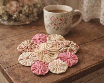 Yo‑Yo Patchwork Mug Mat — Handmade by The Gingham Bow™