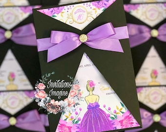 Invitación XV en formato díptico negro y encarte morado. Sobres blancos incluidos.