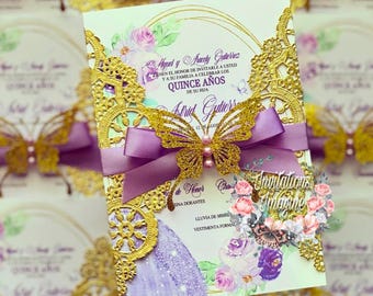 Invitación XV con motivo de mariposas en tono dorado. Sobres blancos incluidos.