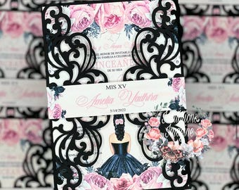 Invitación de quinceañera plegable en color negro. Sobres blancos incluidos.