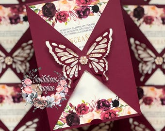 Invitación XV color burdeos. Sobres blancos incluidos.