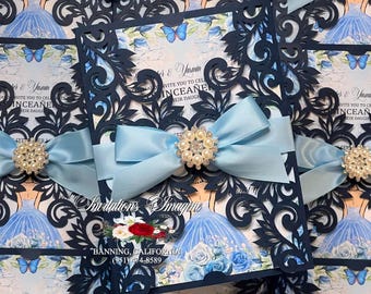 Invitación azul marino para quinceañera o XV. Sobres blancos incluidos.