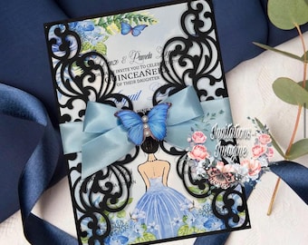 Invitación para XV años con temática de mariposas en azul marino. Sobres blancos incluidos.