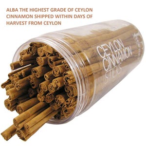 Op de afbeelding: Een doorzichtige plastic pot gevuld met bruine Ceylon kaneelstokjes. De pot heeft een wit etiket met de tekst "Ceylon Cinnamon Sticks".