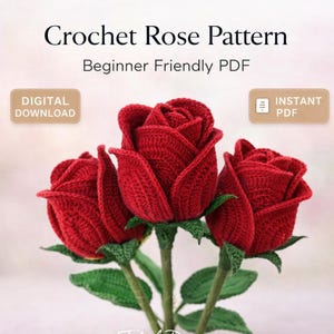 Op de afbeelding: Een close-up van drie gehaakte rode rozen met groene stelen en bladeren. De afbeelding bevat de tekst "Crochet Rose Pattern" en "Beginner Friendly PDF". Het ontwerp is van Tikida Design.