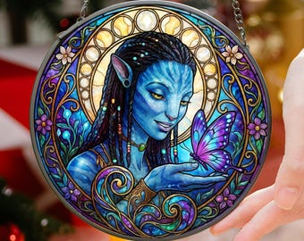 Neytiri Stained Glass Suncatcher, Fantasy Na’vi Window Hanging Decor, Blue Alien Acrylic Art Ornament, Unique Sci-Fi Gift for Fans