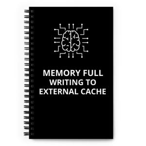Può includere: Un taccuino nero a spirale con testo bianco e una grafica del cervello. Il testo recita "MEMORY FULL WRITING TO EXTERNAL CACHE". La grafica del cervello è bianca ed è circondata da un design di circuito stampato.