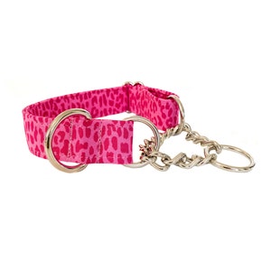 Puede incluir: Collar de perro rosa con estampado de leopardo y cadena plateada.