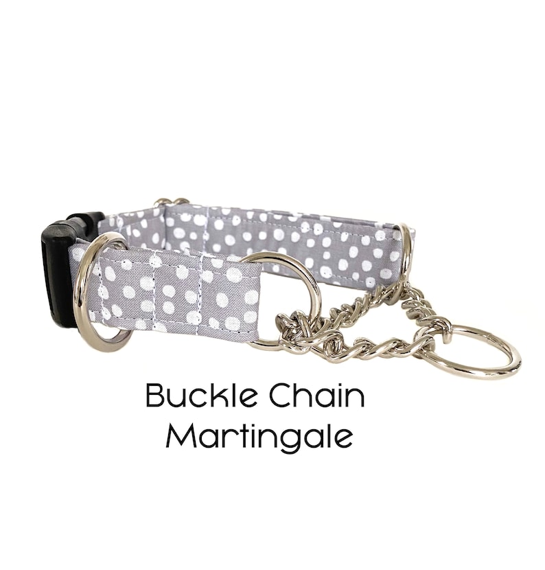 Pode incluir: Um colar de c&atilde;o martingale de corrente e fivela cinza e branco com bolinhas. O colar tem uma corrente prateada e uma fivela preta.