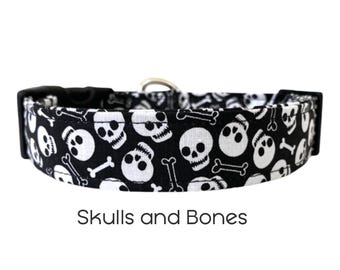 Collar para perro con calaveras y huesos / Collar para perro de Halloween en blanco y negro / Collar festivo / Regalo para amantes de los perros
