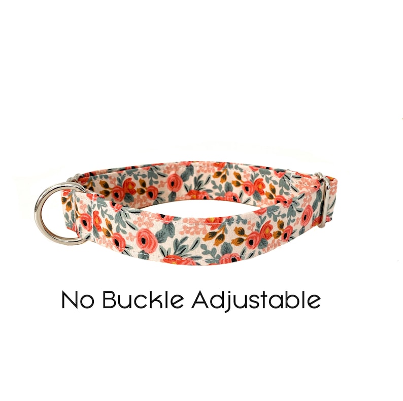 Peut inclure: Un collier de chien blanc avec un motif floral compos&eacute; de fleurs roses et orange. Le collier est r&eacute;glable et poss&egrave;de un anneau en m&eacute;tal argent&eacute;.