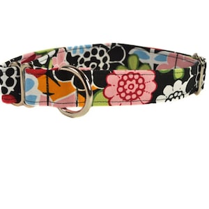 Peut inclure: Un collier de chien &agrave; motif floral noir et blanc avec une boucle en m&eacute;tal argent&eacute;.