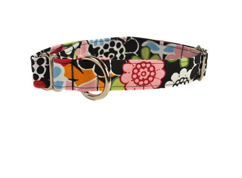Peut inclure: Un collier de chien &agrave; motif floral noir et blanc avec une boucle en m&eacute;tal argent&eacute;.
