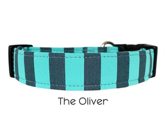 Könnte beinhalten: Ein türkisfarbenes und dunkelgraues gestreiftes Hundehalsband mit einer schwarzen Schnalle. Das Halsband ist mit "The Oliver" beschriftet.