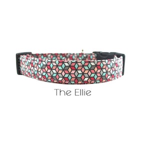 Op de afbeelding: Een kleurrijk hondenhalsband met een geometrisch patroon in tinten roze, blauw en grijs. De halsband heeft een zwarte gesp en de tekst "The Ellie" is eronder gedrukt.