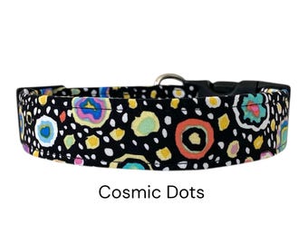Obroża dla psa Cosmic Dots / Geometryczny wzór w czerwone, żółte i niebieskie kropki / Kolekcja wiosenna / Prezent dla miłośników psów