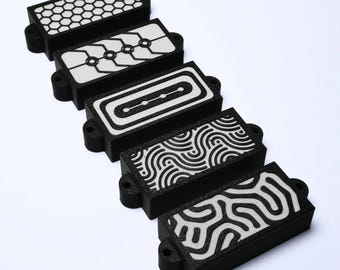 Juego de 2 cubiertas para pastillas de bajo Precision de 4 cuerdas (sin orificios), personalizadas, en blanco y negro