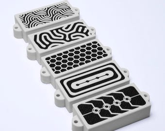 Juego de 2 cubiertas para pastillas de bajo Precision de 4 cuerdas (sin orificios), personalizadas, en blanco y negro