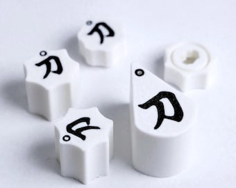 Boutons katana Boss personnalisés - cannelés blancs (ensembles complets pour 50, 100 personnes, artiste)