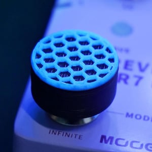 Nakładka na pedał gitarowy Opus Guitar Pedal Footswitch (zestaw 2 szt.) – niebieski, świecący w ciemności plaster miodu