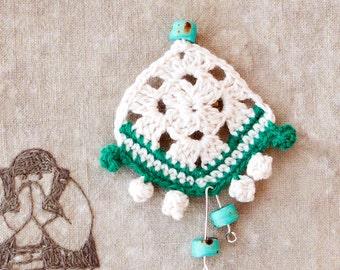 Broche, épingle, bijoux tendance. Broche au crochet. Broche faite main, bijoux au crochet