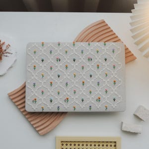 Weiße klassische Schönheit Blumen Stickerei Fall-Abdeckung für MacBook Air M4 13.6 Macbook Pro 14 16 15 Air 13 Zoll Laptop M1 M2 M3 Pro 2024Air15