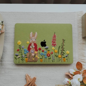 Broderad kanin för MacBook-skal, grönt pastoralt laptopfodral Macbook Neo 13-fodral Pro 13 14 16 Air 13 Air 15 Datorfodral M1 M2 M3 M4 M5
