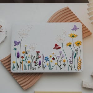 Handgefertigte Blumen Stickerei proMacBook Hülle, Frühling Schmetterling Design Macbook Neo 13 Hülle pro13 14 16 air13 air15 Computertasche M1 M2 M3 M4 M5