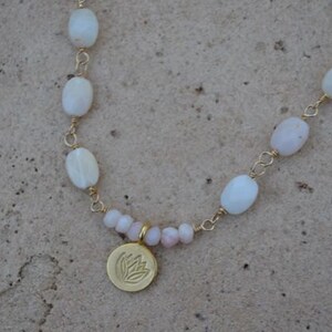 Halsband med rosa opal och lotusblomma, oktobers födelsesten bild 1