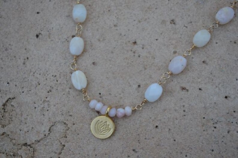 Halsband med rosa opal och lotusblomma, oktobers födelsesten bild 1