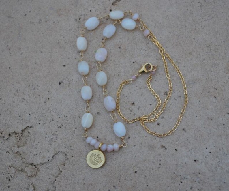 Halsband med rosa opal och lotusblomma, oktobers födelsesten bild 3