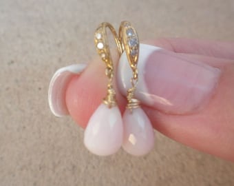 Örhängen med rosa opal och CZ-kristaller i guldtråd