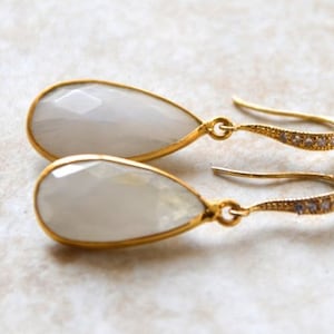 Orecchini a goccia con pietra di luna e fili riempiti d&#39;oro CZ