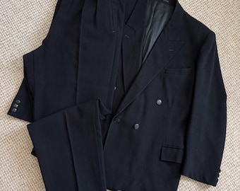 Seltener, antiker Herrenanzug aus schwarzer Wolle aus den 1930er/40er Jahren, bestehend aus einem zweireihigen Blazer und einer hochgeschnittenen Hose.