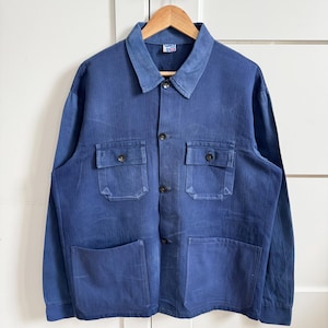 Può includere: Un set di tre tazze in ceramica con finitura opaca e macchiettata. Le tazze sono nei toni del crema, grigio chiaro e grigio scuro. Ogni tazza ha un design semplice e minimalista e un manico arrotondato. Per caffè o tè.