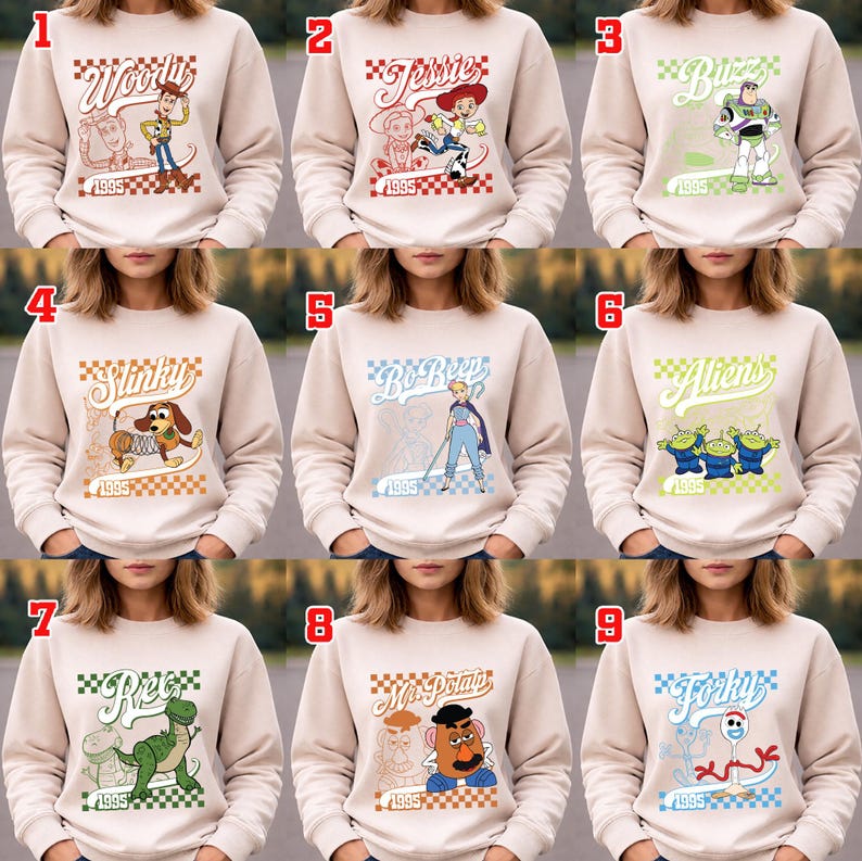 Pode incluir: Uma cole&ccedil;&atilde;o de camisolas bege com v&aacute;rios personagens de Toy Story. Cada camisola tem um design diferente, incluindo Woody, Jessie, Buzz, Slinky, Bo Peep, Aliens, Rex, Mr. Potato Head e Forky, com o ano de 1995.