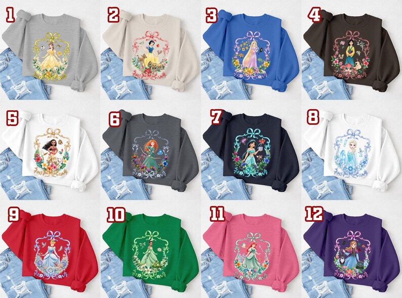 Puede incluir: Una colecci&oacute;n de sudaderas en varios colores, cada una con un gr&aacute;fico de princesa diferente dentro de un marco decorativo. Las sudaderas se muestran con vaqueros azules. Los colores incluyen gris, beige, azul, marr&oacute;n, blanco, gris oscuro, negro, rojo, verde, rosa y morado.