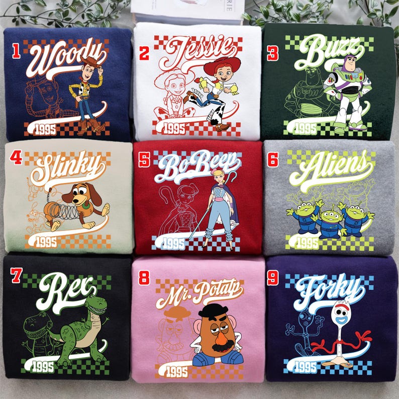 Pode incluir: Nove camisolas coloridas com personagens do filme de anima&ccedil;&atilde;o Toy Story. Cada camisola tem um design de personagem diferente, incluindo Woody, Jessie, Buzz, Slinky, Bo Peep, Aliens, Rex, Mr. Potato Head e Forky, com o ano de 1995.