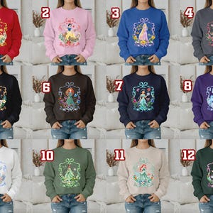 Puede incluir: Una colecci&oacute;n de doce sudaderas en varios colores, cada una con un gr&aacute;fico de princesa diferente dentro de un marco decorativo. Las sudaderas son de colores como rojo, rosa, azul, gris, negro, marr&oacute;n, marino, morado, blanco, verde, beige y verde oscuro.