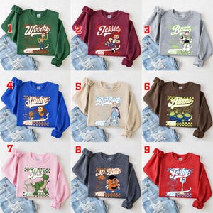 Pode incluir: Uma cole&ccedil;&atilde;o de nove camisolas em v&aacute;rias cores, cada uma com um personagem diferente de um filme de anima&ccedil;&atilde;o popular. As camisolas t&ecirc;m mangas compridas e s&atilde;o combinadas com cal&ccedil;as de ganga. Os personagens incluem Woody, Jessie, Buzz, Slinky, Bo Peep, Aliens, Rex, Mr. Potato Head e Forky.