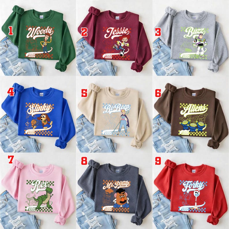 Pode incluir: Uma cole&ccedil;&atilde;o de nove camisolas em v&aacute;rias cores, cada uma com um personagem diferente de um filme de anima&ccedil;&atilde;o popular. As camisolas t&ecirc;m mangas compridas e s&atilde;o combinadas com cal&ccedil;as de ganga. Os personagens incluem Woody, Jessie, Buzz, Slinky, Bo Peep, Aliens, Rex, Mr. Potato Head e Forky.