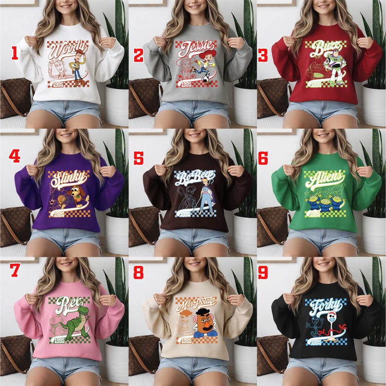 Pode incluir: Uma cole&ccedil;&atilde;o de nove camisolas de gola redonda com v&aacute;rios personagens do filme de anima&ccedil;&atilde;o "Toy Story". Cada camisola exibe o nome e a imagem de um personagem, juntamente com o ano "1995" em um design xadrez. As cores incluem branco, cinza, vermelho, roxo, marrom, verde, rosa, bege e preto.