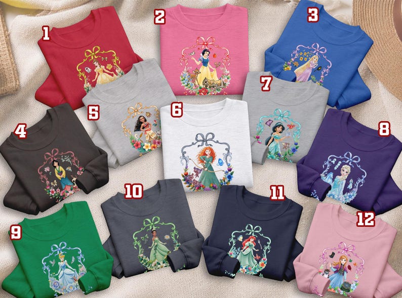Puede incluir: Una colecci&oacute;n de sudaderas de manga larga en varios colores, cada una con un gr&aacute;fico de princesa diferente dentro de un marco decorativo. Los colores incluyen rojo, rosa, azul, gris, marr&oacute;n, blanco, verde, morado, azul marino y rosa claro. Los dise&ntilde;os muestran personajes de pel&iacute;culas animadas populares.