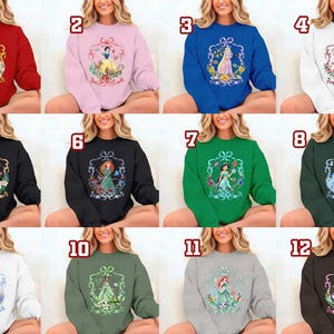 Puede incluir: Una colecci&oacute;n de sudaderas en varios colores, cada una con un dise&ntilde;o de princesa diferente. Los dise&ntilde;os est&aacute;n enmarcados por elementos florales y decorativos. Las sudaderas son rojas, rosas, azules, blancas, negras, verdes, grises y marrones.
