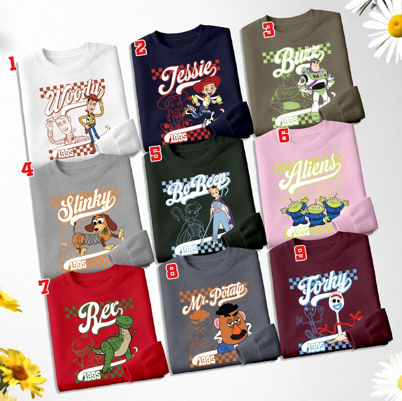 Pode incluir: Uma cole&ccedil;&atilde;o de nove camisolas de gola redonda com personagens do filme de anima&ccedil;&atilde;o Toy Story. Cada camisola exibe o nome e a imagem de um personagem diferente, juntamente com o ano de 1995. As camisolas v&ecirc;m em v&aacute;rias cores.