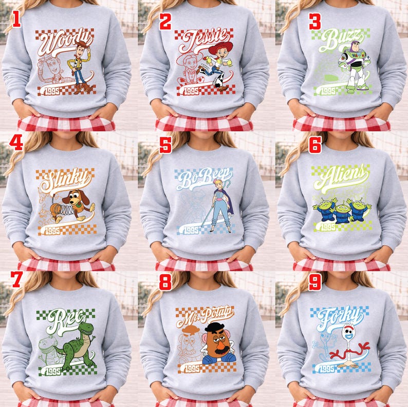Pode incluir: Uma cole&ccedil;&atilde;o de nove camisolas cinza claro, cada uma com um personagem diferente do filme de anima&ccedil;&atilde;o "Toy Story". Os designs incluem Woody, Jessie, Buzz, Slinky, Bo Peep, Aliens, Rex, Mr. Potato Head e Forky, com o ano de 1995.