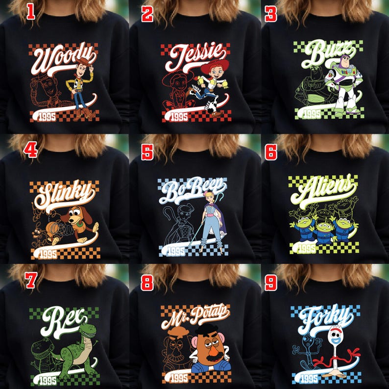 Pode incluir: Uma cole&ccedil;&atilde;o de nove camisolas pretas com v&aacute;rios personagens do filme de anima&ccedil;&atilde;o "Toy Story". Cada camisola exibe o nome de um personagem, um gr&aacute;fico e o ano "1995" em um design xadrez. Os personagens incluem Woody, Jessie, Buzz, Slinky, Bo Peep, Aliens, Rex, Sr. Batata e Forky.