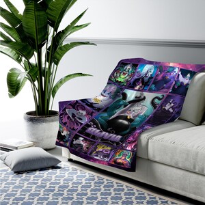 Op de afbeelding: Een paarse sprei met een collage van tekenfilm-schurken. De sprei heeft een rasterpatroon met verschillende personages in verschillende poses. Het kleurenpalet omvat tinten paars, groen en zwart. De sprei is over een witte bank gedrapeerd.